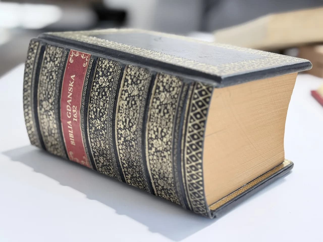 Biblia Gdańska w zdobionej oprawie, na grzbiecie złocony napis „Biblia Gdańska 1632”.