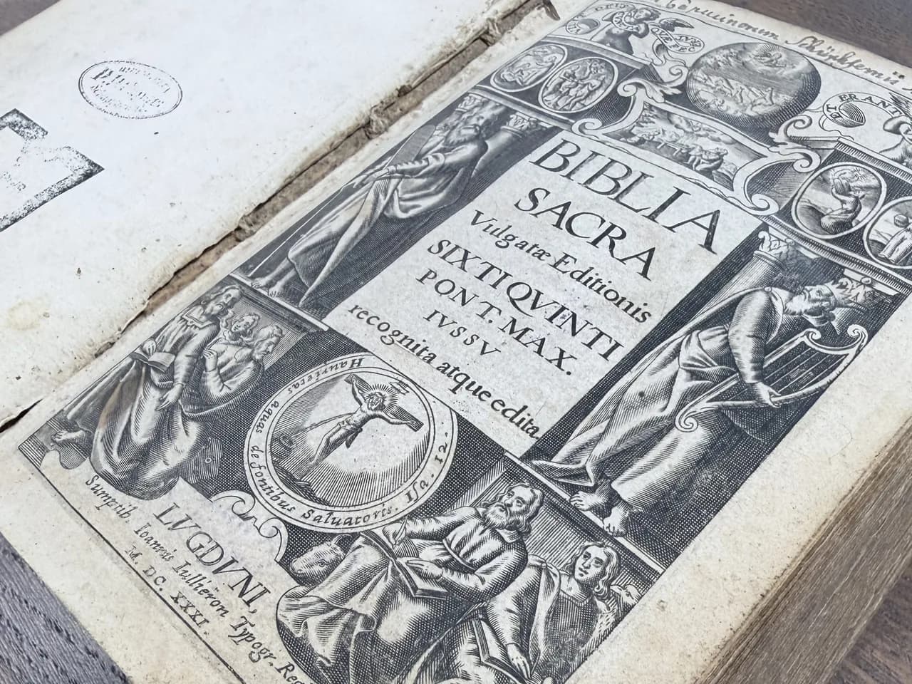 Karta tytułowa „Biblia Sacra Vulgatae Editionis”, Lyon 1631, w ramie z rycinami.