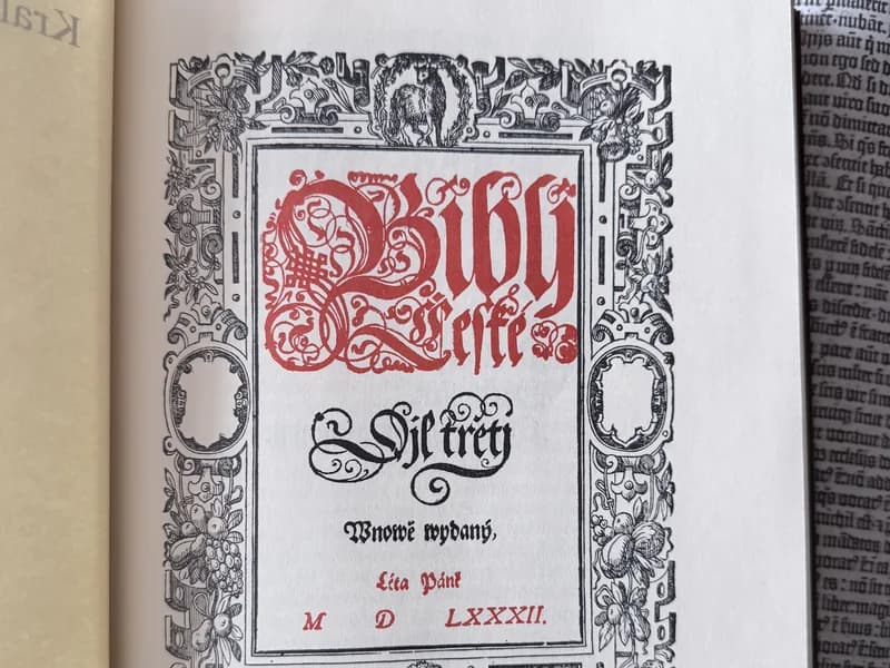 Karta tytułowa dawnej Biblii z czerwonym gotyckim napisem.