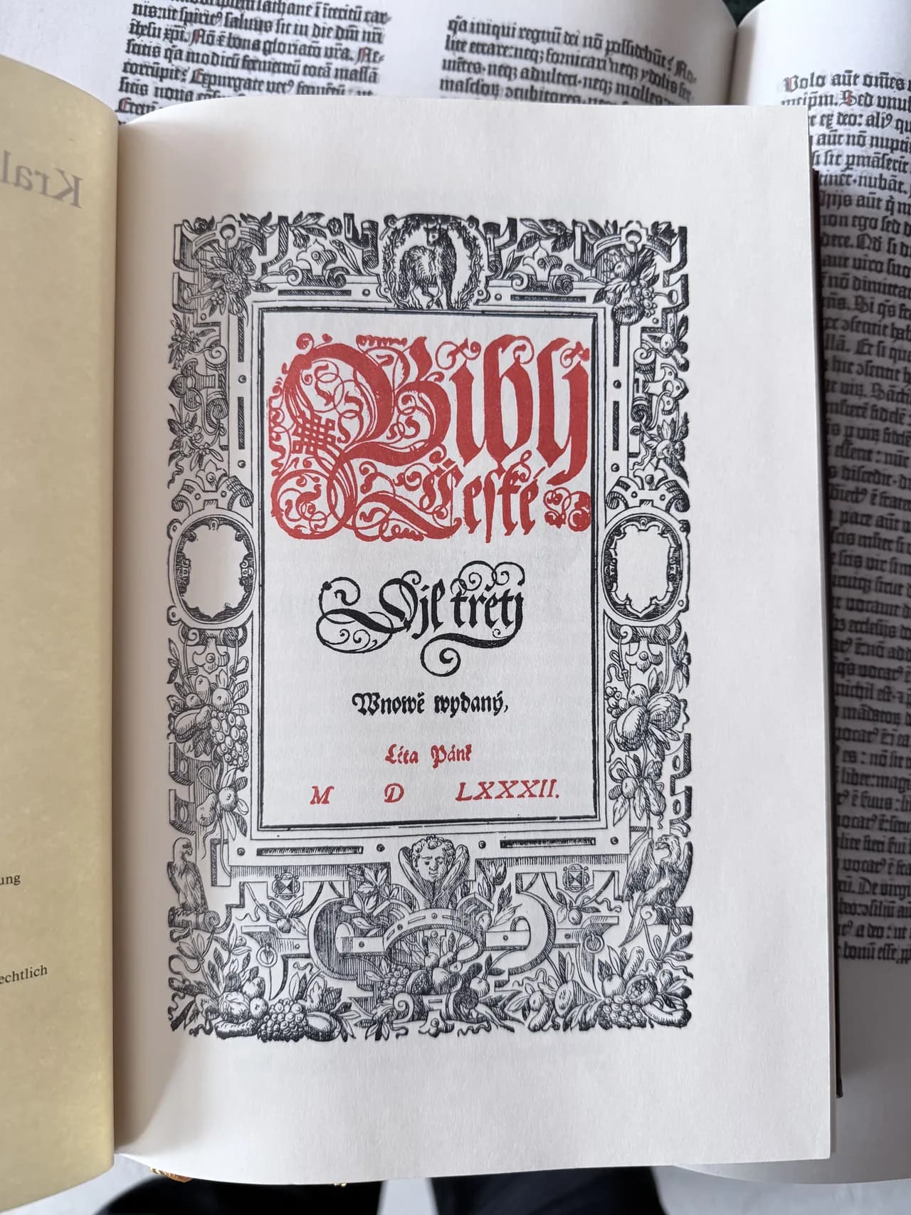 Karta tytułowa dawnej Biblii z czerwonym gotyckim napisem i datą MDLXXXII.