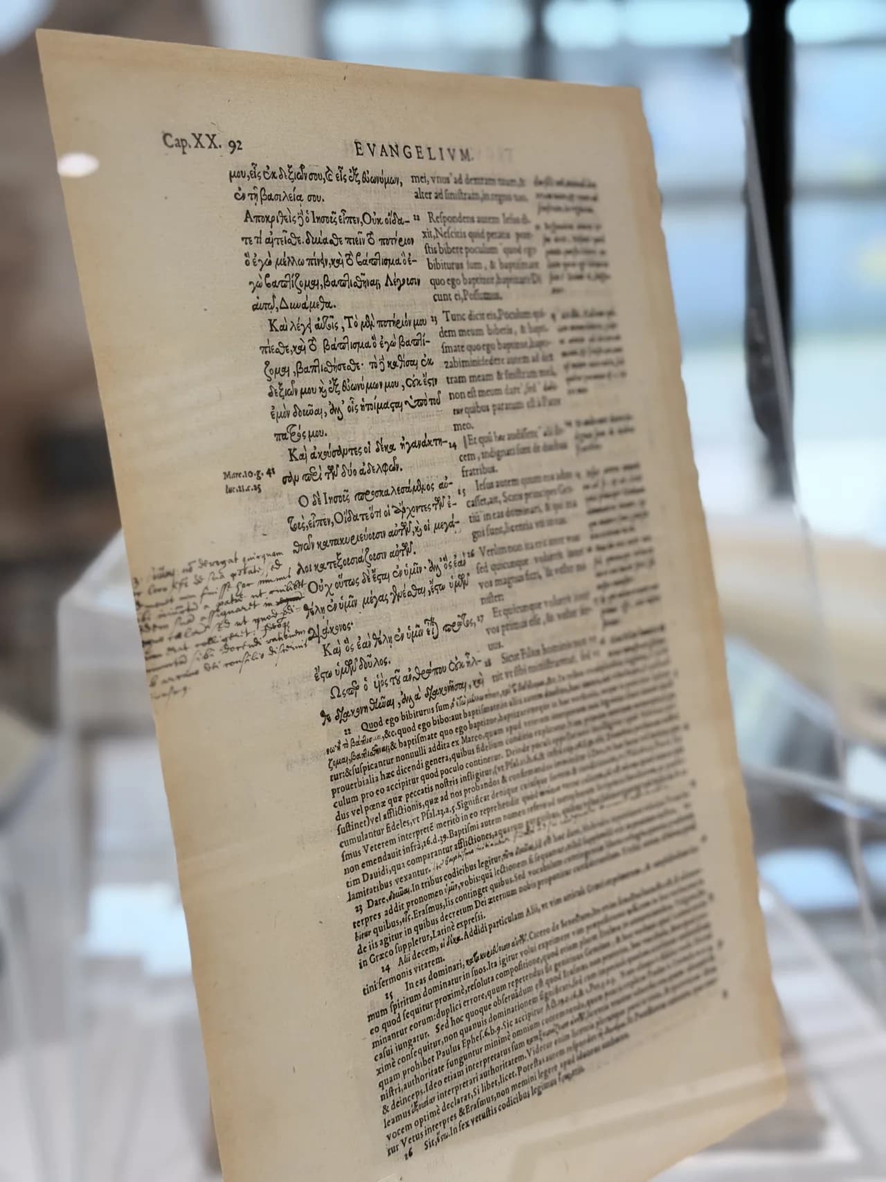 Pojedyncza karta dawnego wydania Ewangelii: tekst grecki i łaciński w kolumnach, na marginesie odręczne dopiski.