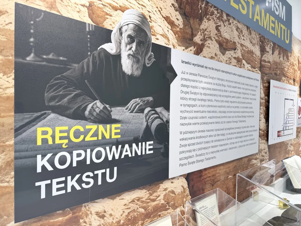 Plansza „Ręczne kopiowanie tekstu” z grafiką przedstawiającą skrybę.