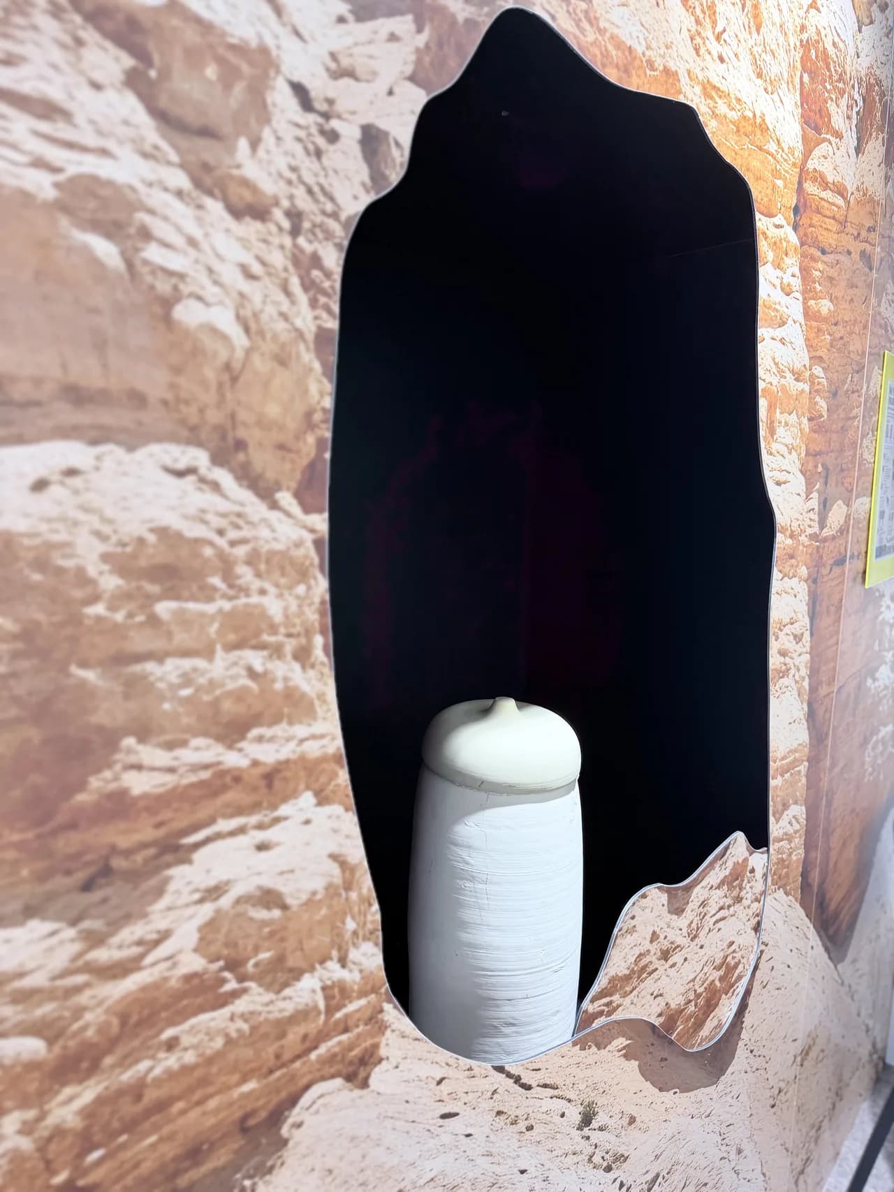 Odtworzona skalna nisza z glinianym dzbanem, nawiązująca do znalezisk w Qumran.